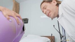 Ember Snow knepper analt med lægen Thumb