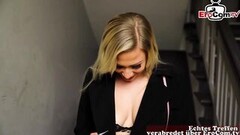 Den sexede blondine leger med sin lyserøde vibrator på trappen Thumb